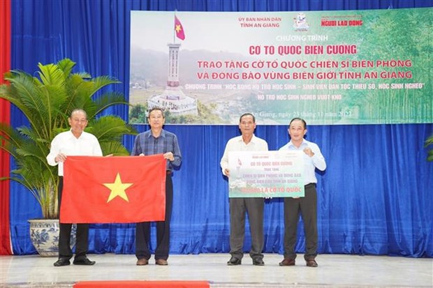Entregan 10 mil banderas nacionales a la provincia de An Giang hinh anh 1