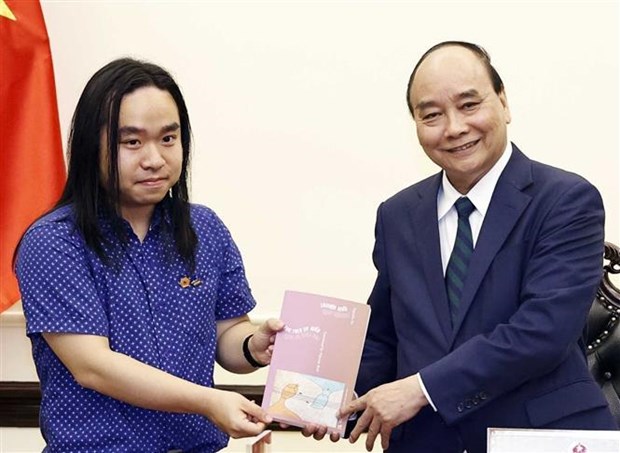 Presidente elogia al joven talento literario vietnamita hinh anh 1