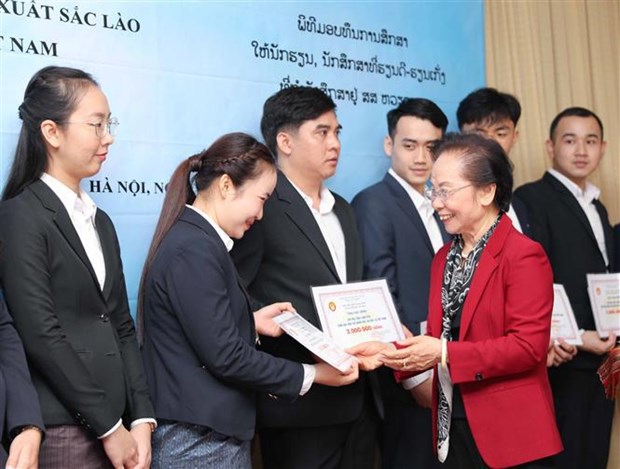 Vietnam entrega 200 becas a estudiantes de Laos hinh anh 1