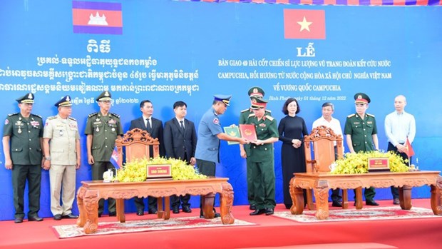 Vietnam entrega restos de 49 oficiales y soldados a Camboya hinh anh 1