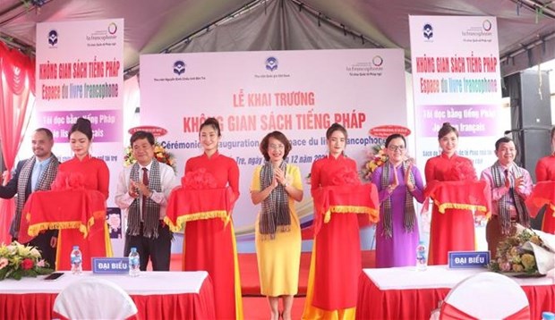 Popularizan libros de idioma frances en provincia vietnamita hinh anh 1
