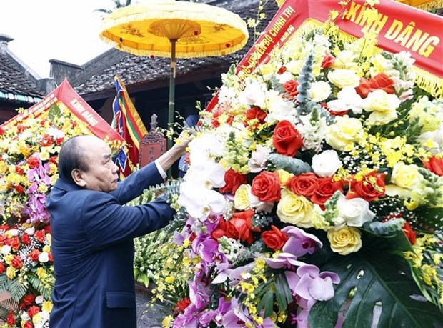 Rinden homenaje a la famosa personalidad y personas con meritos revolucionarios vietnamitas hinh anh 1