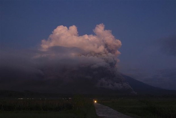 Indonesia evacua a miles de personas por erupcion volcanica hinh anh 1