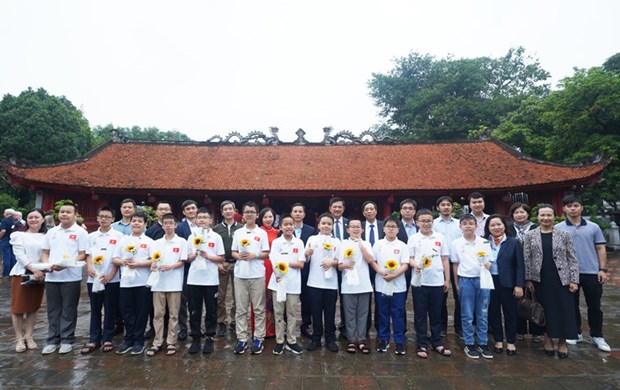 Estudiantes vietnamitas ganan 19 medallas en Olimpiada Internacional de Matematicas y Ciencias hinh anh 1