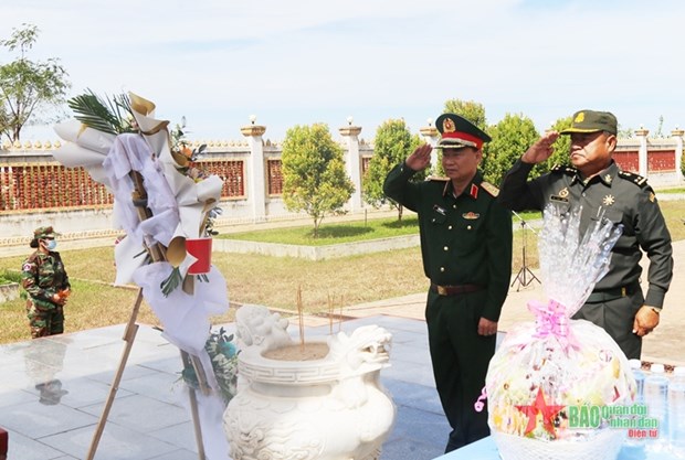 Delegacion militar de Vietnam realiza visita de trabajo a Camboya hinh anh 1