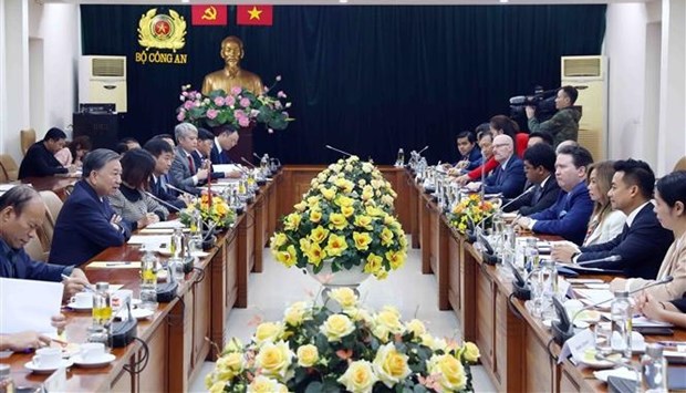 Vietnam y EE. UU. intensifican cooperacion economica y de defensa hinh anh 1
