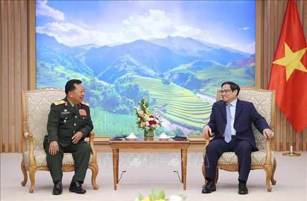 Dirigentes vietnamitas reciben al ministro de Defensa de Laos hinh anh 2