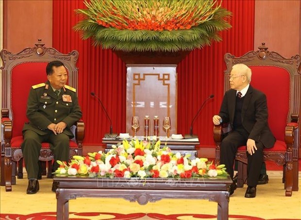 Dirigentes vietnamitas reciben al ministro de Defensa de Laos hinh anh 1