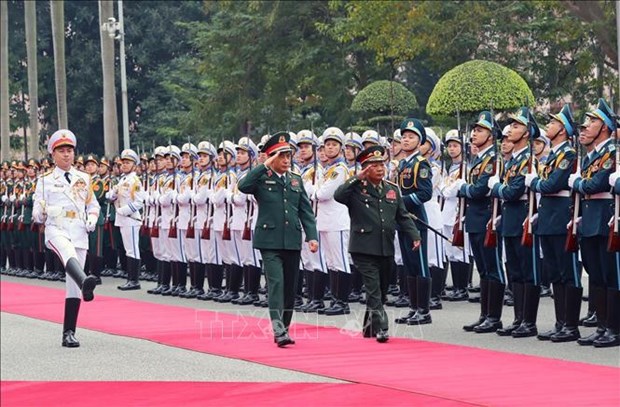 Ministro de Defensa de Laos realiza visita oficial a Vietnam hinh anh 1