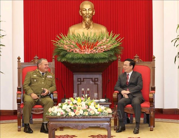 Dirigente vietnamita recibe a funcionario de las Fuerzas Armadas Revolucionarias de Cuba hinh anh 1