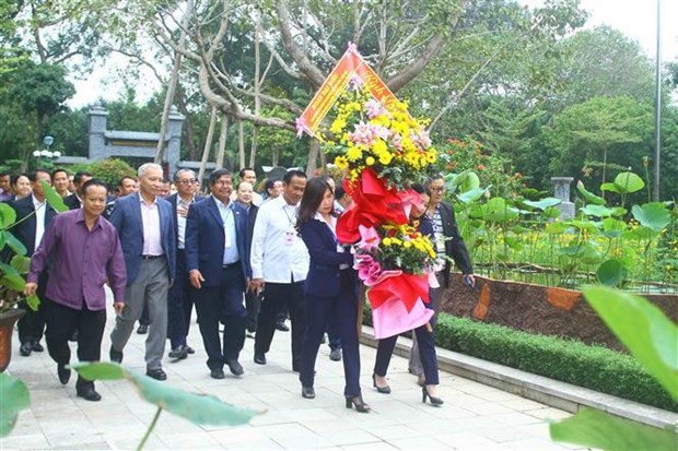 Destacados jefes de aldeas de Vietnam y Laos visitan pueblo natal del Presidente Ho Chi Minh hinh anh 1