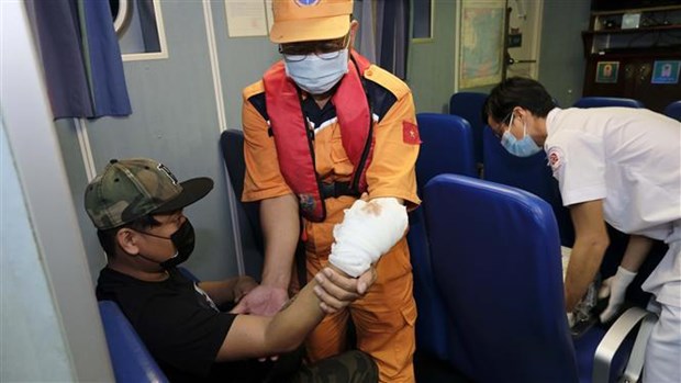 Rescatan a marinero extranjero accidentado en mar vietnamita hinh anh 1