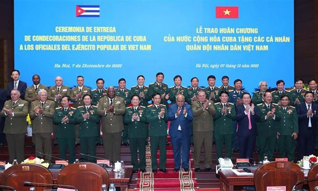Cuba condecora con ordenes a oficiales del Ejercito vietnamita hinh anh 2