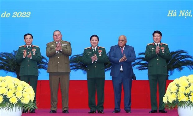 Cuba condecora con ordenes a oficiales del Ejercito vietnamita hinh anh 1
