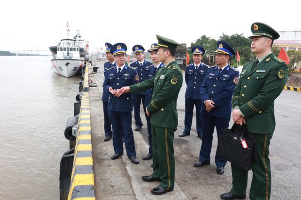 Guardias costeras de Vietnam y China promueven cooperacion hinh anh 1