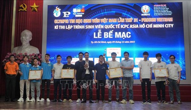 Entregan premios a ganadores de la Olimpiada de Informatica de Vietnam hinh anh 1