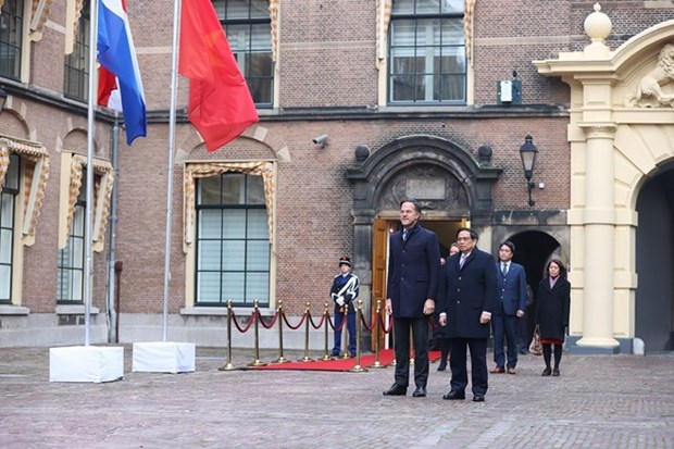 Ceremonia oficial de bienvenida al premier vietnamita en Paises Bajos hinh anh 1