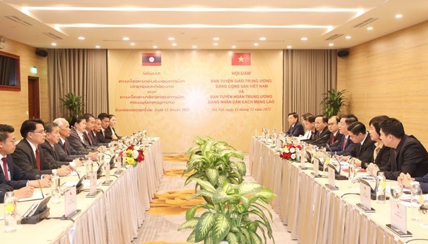 Robustecen cooperacion entre Comisiones de Partidos de Vietnam y Laos hinh anh 1
