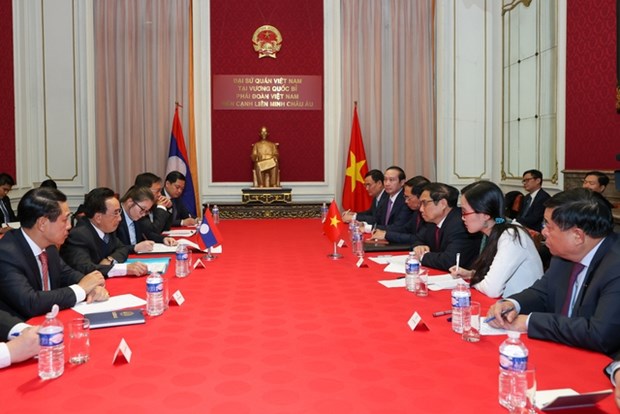Premier vietnamita se reune con su homologo laosiano en Bruselas hinh anh 1