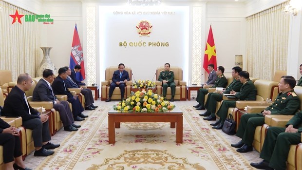 Ministro de Defensa de Vietnam recibe a alto funcionario de Ministerio del Interior de Camboya hinh anh 1