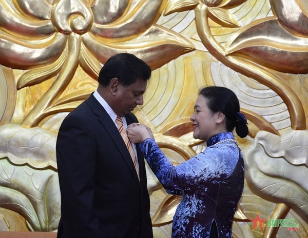 Entregan medalla de amistad al embajador de Sri Lanka en Vietnam hinh anh 1