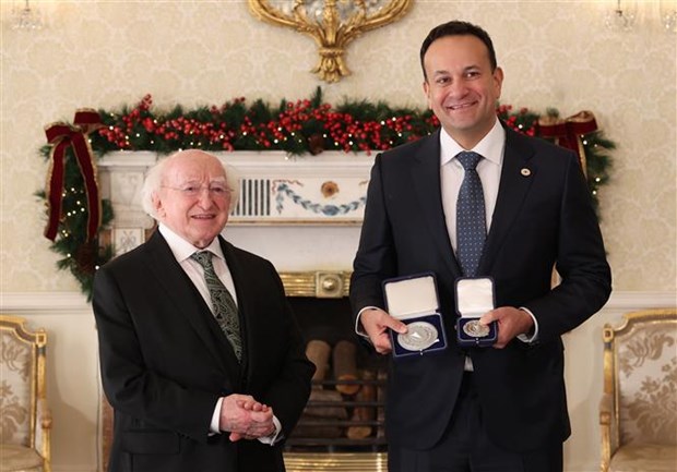 Vietnam envia felicitaciones al nuevo premier irlandes hinh anh 1