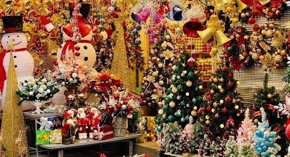 Resulta vibrante mercado de adornos de Navidad en Hanoi hinh anh 1