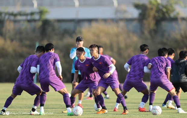 Futbolistas vietnamitas reciben aliento antes de Copa AFF Mitsubishi Electric 2022 hinh anh 1
