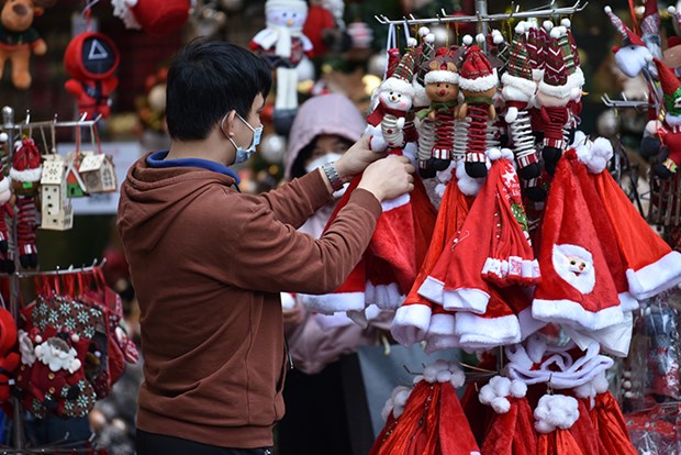 Resulta vibrante mercado de adornos de Navidad en Hanoi hinh anh 2