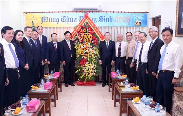 Dirigentes vietnamitas felicitan por Navidad a comunidad religiosa hinh anh 2