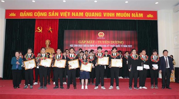 Honran a estudiantes vietnamitas premiados en Olimpiadas Internacionales hinh anh 1