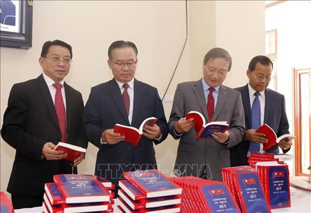 Publican libro sobre 60 anos de relaciones Vietnam-Laos hinh anh 1