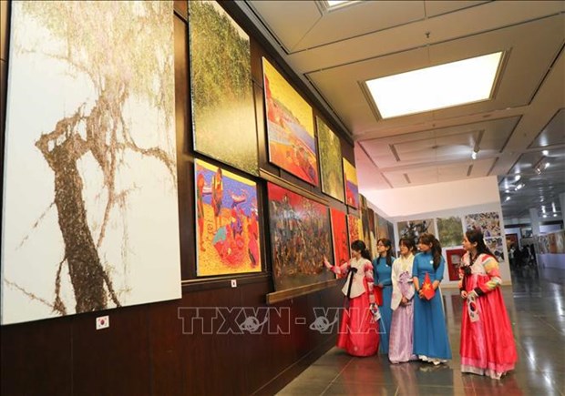 Efectuan exposicion de pinturas de artistas vietnamitas y surcoreanas hinh anh 1