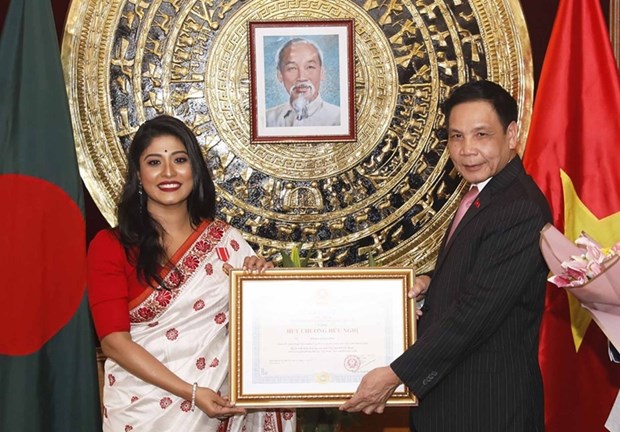 Vietnam honra a tres bangladesies por sus contribuciones a nexos bilaterales hinh anh 1