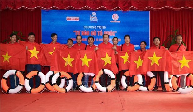 Entregan banderas nacionales a pescadores en provincia vietnamita hinh anh 1