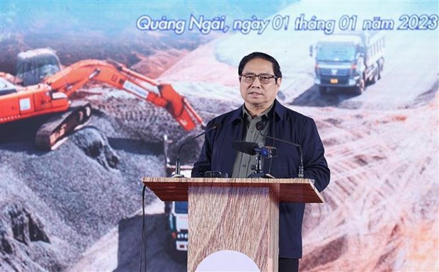 Premier vietnamita ordena desplegar 12 proyectos de autopista Norte-Sur hinh anh 1