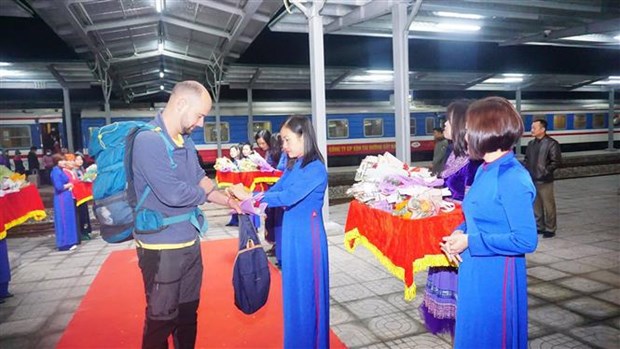 Localidades vietnamitas dan la bienvenida a los primeros visitantes de Ano Nuevo hinh anh 3