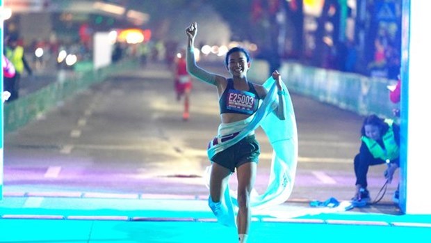 Atletas vietnamitas ganan primer Medio Maraton Internacional del Ano Nuevo hinh anh 1