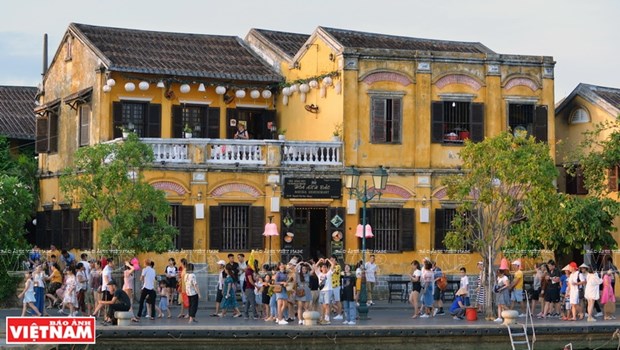 Hoi An de Vietnam recibe a numerosos turistas en ocasion del Ano Nuevo hinh anh 2