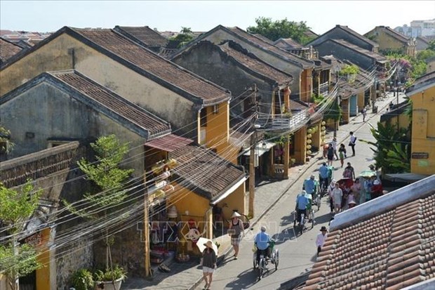 Hoi An de Vietnam recibe a numerosos turistas en ocasion del Ano Nuevo hinh anh 1