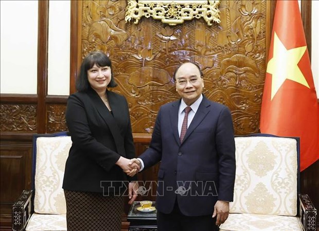 Presidente de Vietnam recibe a la embajadora rumana hinh anh 1