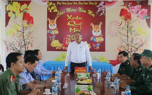 Autoridades de An Giang realizan una visita previa al Tet a fuerzas fronterizas hinh anh 1