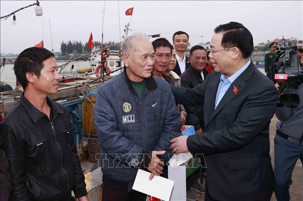 Presidente parlamentario felicita a pescadores de Quang Binh en ocasion del Tet hinh anh 1