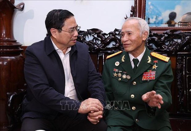 Premier vietnamita extiende mejores deseos del Tet a los trabajadores hinh anh 2