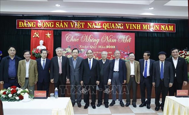 Presidente de Vietnam se reune con ex dirigentes de la region central hinh anh 2