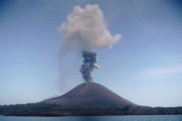 Indonesia evacua a cientos de personas de zona de erupcion volcanica hinh anh 1