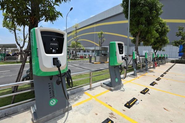 Vietnam establecera normas sobre postes/estaciones de carga de vehiculos electronicos hinh anh 1
