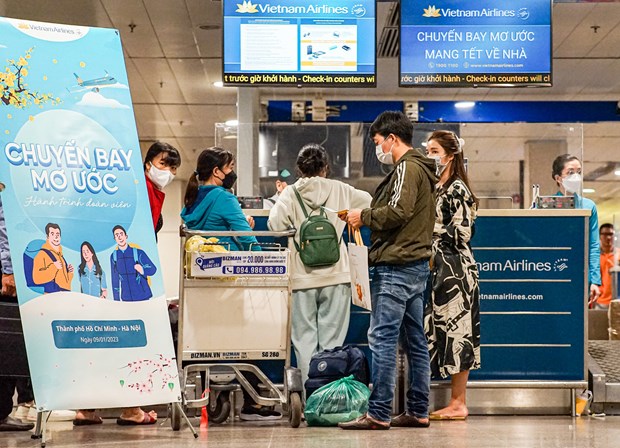 Mas de 100 trabajadores desfavorecidos regresan a casa para el Tet en vuelo gratuito de Vietnam Airlines hinh anh 1