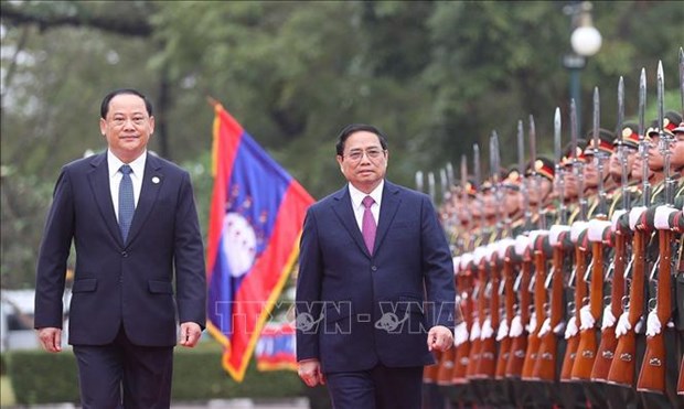 Visita del premier vietnamita acapara medios de comunicaciones de Laos hinh anh 1