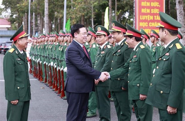 Presidente del Parlamento realiza visita previa al Tet a fuerzas armadas de provincia de An Giang hinh anh 1